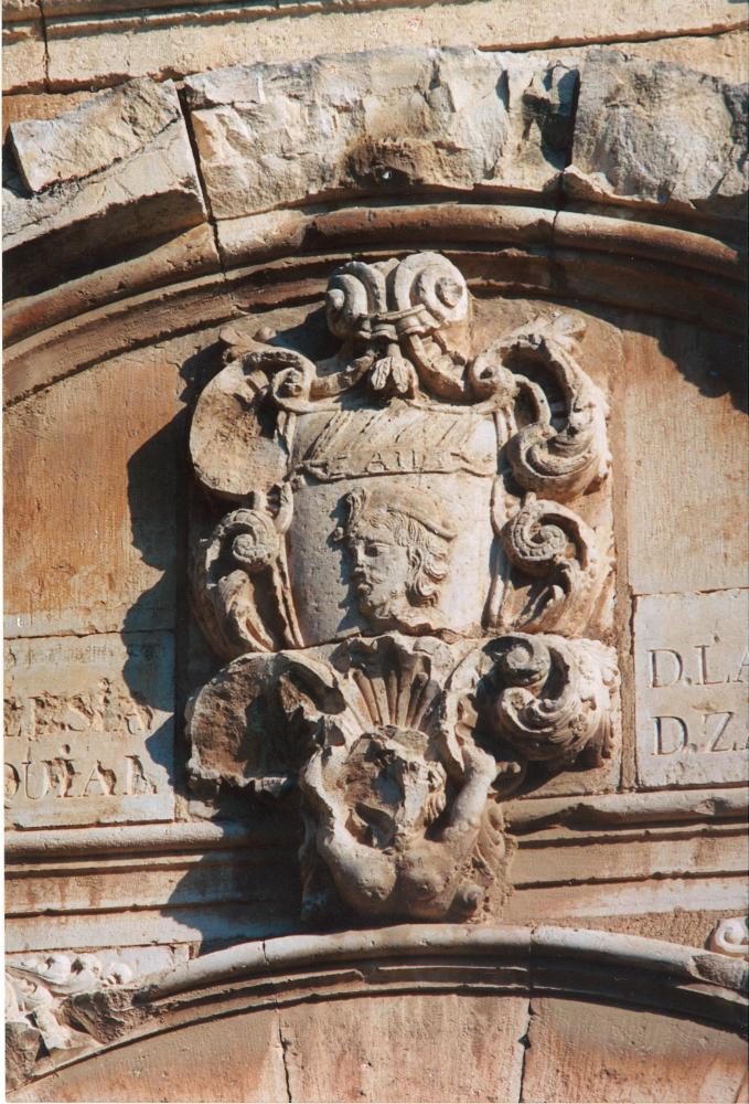Imagen: Escudo sobre portal Iglesia San Juan Bautista de Zaidín.